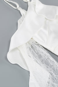 Mini-robe blanche à volants et empiècements en dentelle