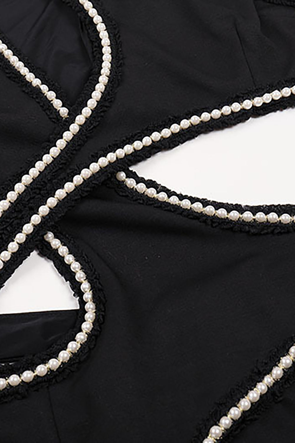 Robe longue noire à bordure en dentelle et perles découpées