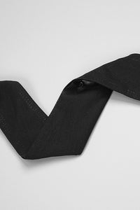 Robe transparente à encolure asymétrique et détail de fleurs d'anthurium en noir