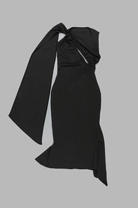 Vestido midi con escote asimétrico y aberturas en negro