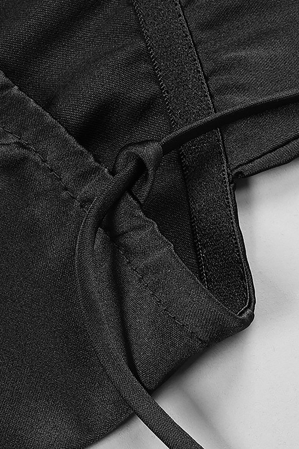 Robe noire en satin de corsage dos nu à col en V profond et dos nu