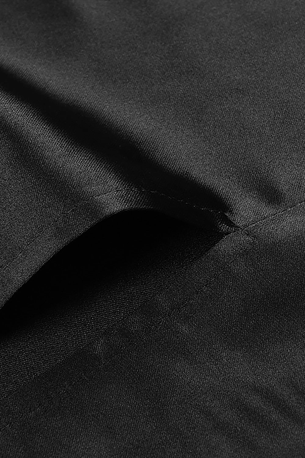 Robe noire en satin de corsage dos nu à col en V profond et dos nu