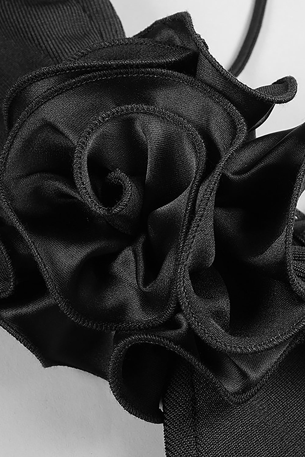 Vestido Bandage con flores huecas y cordones halter negro