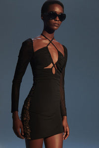 Mini-robe noire en dentelle et maille patchwork à manches longues et col licou