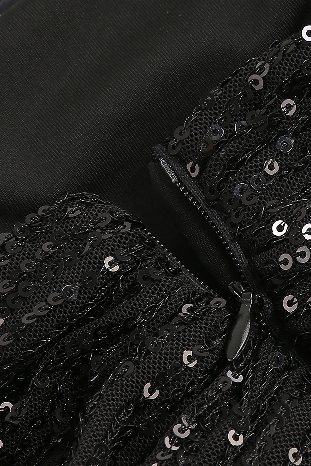 Mini-robe drapée froncée à sequins et épaules dénudées noire
