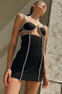 Mini vestido negro con tirantes finos y cristales brillantes