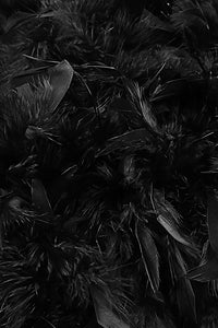 Mini-robe noire sans bretelles en maille et plumes