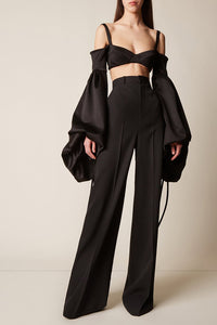 Conjunto de dos piezas negro con tirantes y mangas abullonadas, top corto, pantalones anchos de cintura alta