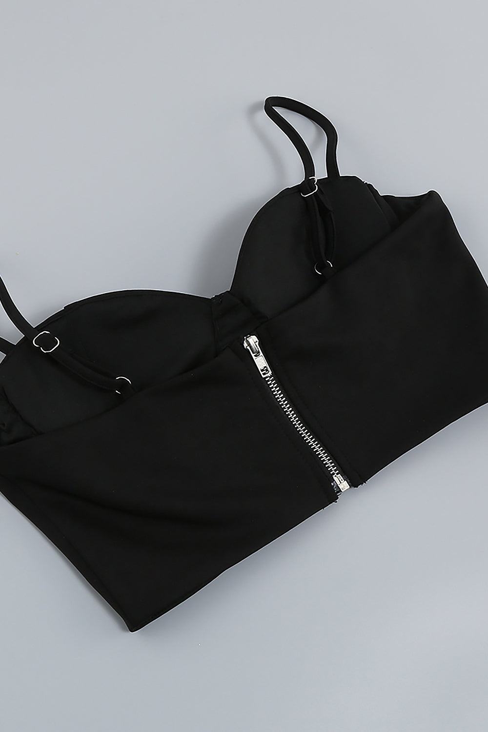 Conjunto de dos piezas negro, top corto con tiras de cristal y pantalones ajustados