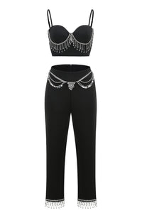 Conjunto de dos piezas negro, top corto con tiras de cristal y pantalones ajustados