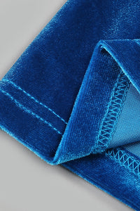 Robe mi-mollet nouée croisée à manches longues et col roulé en velours bleu