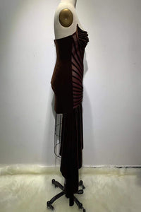 Robe asymétrique sans bretelles en velours bordeaux à fente haute