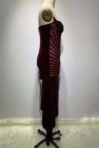 Robe asymétrique sans bretelles en velours bordeaux à fente haute