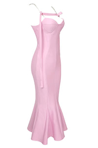 Vestido rosa con dobladillo de cola de pez y detalle recortado