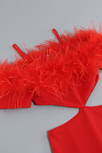 Vestido midi con hombros descubiertos y plumas recortadas en negro rojo