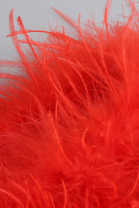 Vestido midi con hombros descubiertos y plumas recortadas en negro rojo