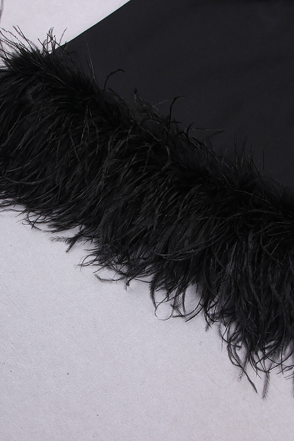 Mini-robe bandage à col en V profond, manches longues et bordure en plumes