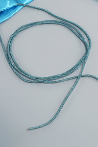 Top de manga larga con escote en V pronunciado y minifalda acampanada de cuerda en azul cian