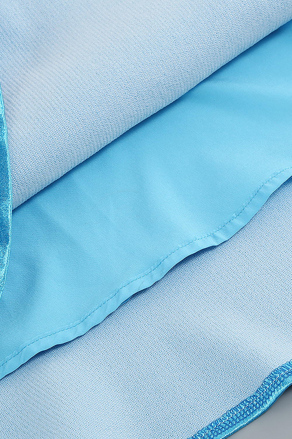 Top de manga larga con escote en V pronunciado y minifalda acampanada de cuerda en azul cian