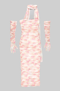 Vestido drapeado con guantes de manga larga en color coral