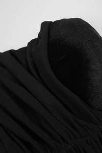 Elegante vestido negro de terciopelo sin tirantes con pliegues