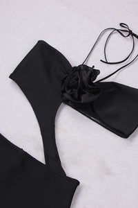 Vestido largo con abertura asimétrica y cuello halter en negro
