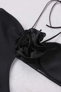 Vestido largo con abertura asimétrica y cuello halter en negro