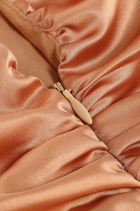 Robe mi-longue froncée à bretelles et trou de serrure en marron