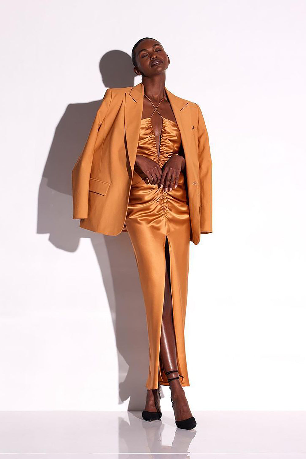 Vestido midi marrón con tiras y abertura en forma de cerradura