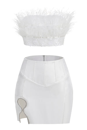 Top con ribete de plumas jaspeado y falda Simone en blanco