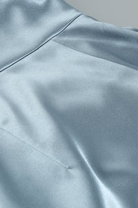 Vestido asimétrico con colgante sedoso y un hombro en azul claro