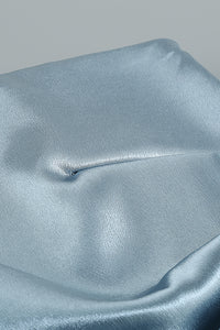 Vestido asimétrico con colgante sedoso y un hombro en azul claro