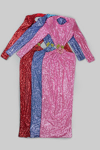 Vestido largo de lentejuelas con abertura y manga larga en rojo, rosa y azul