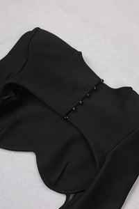 Minifalda corta con ribete de plumas y manga larga