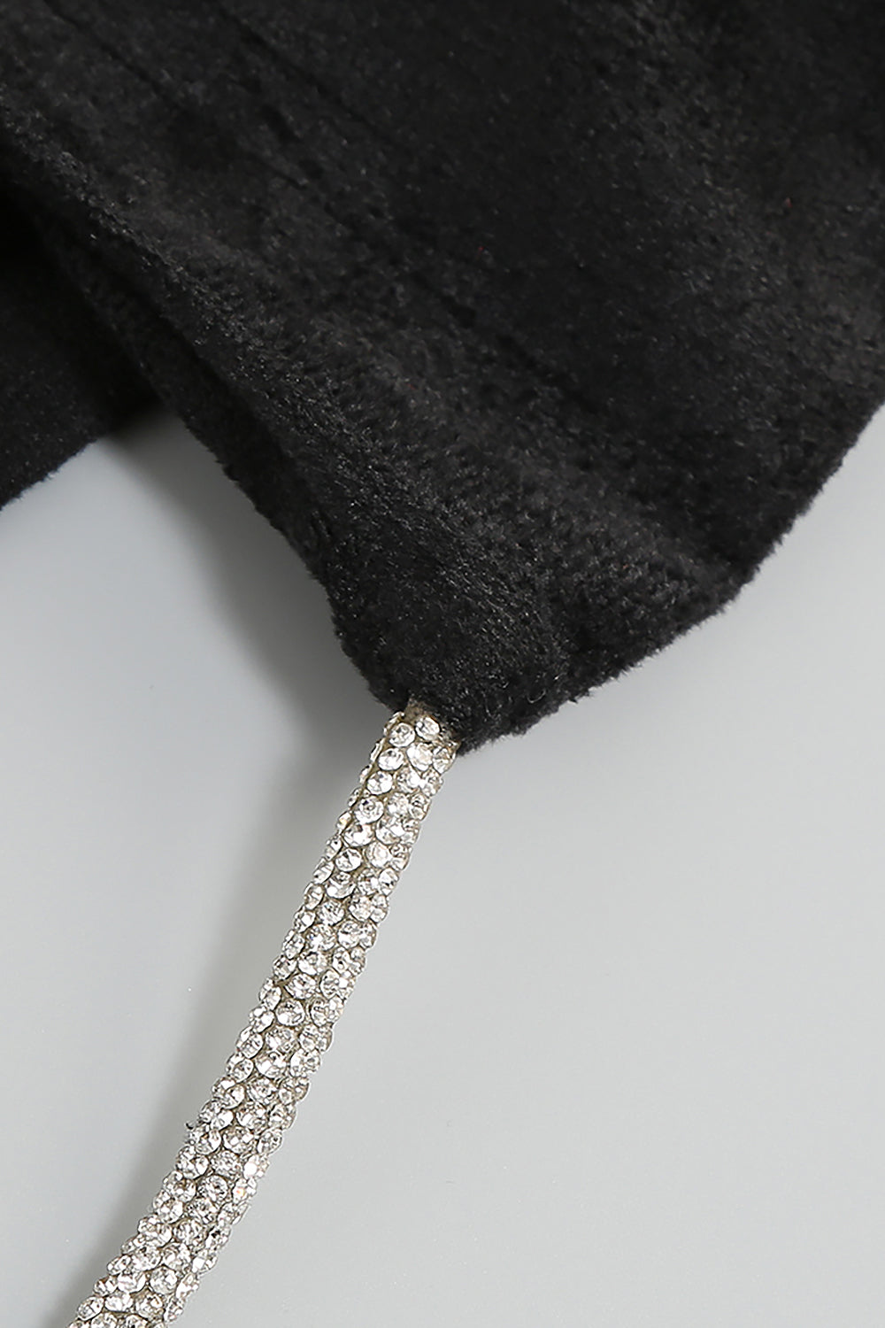 Minifalda flauta de cuerda y top con diamantes en V profundo de manga larga