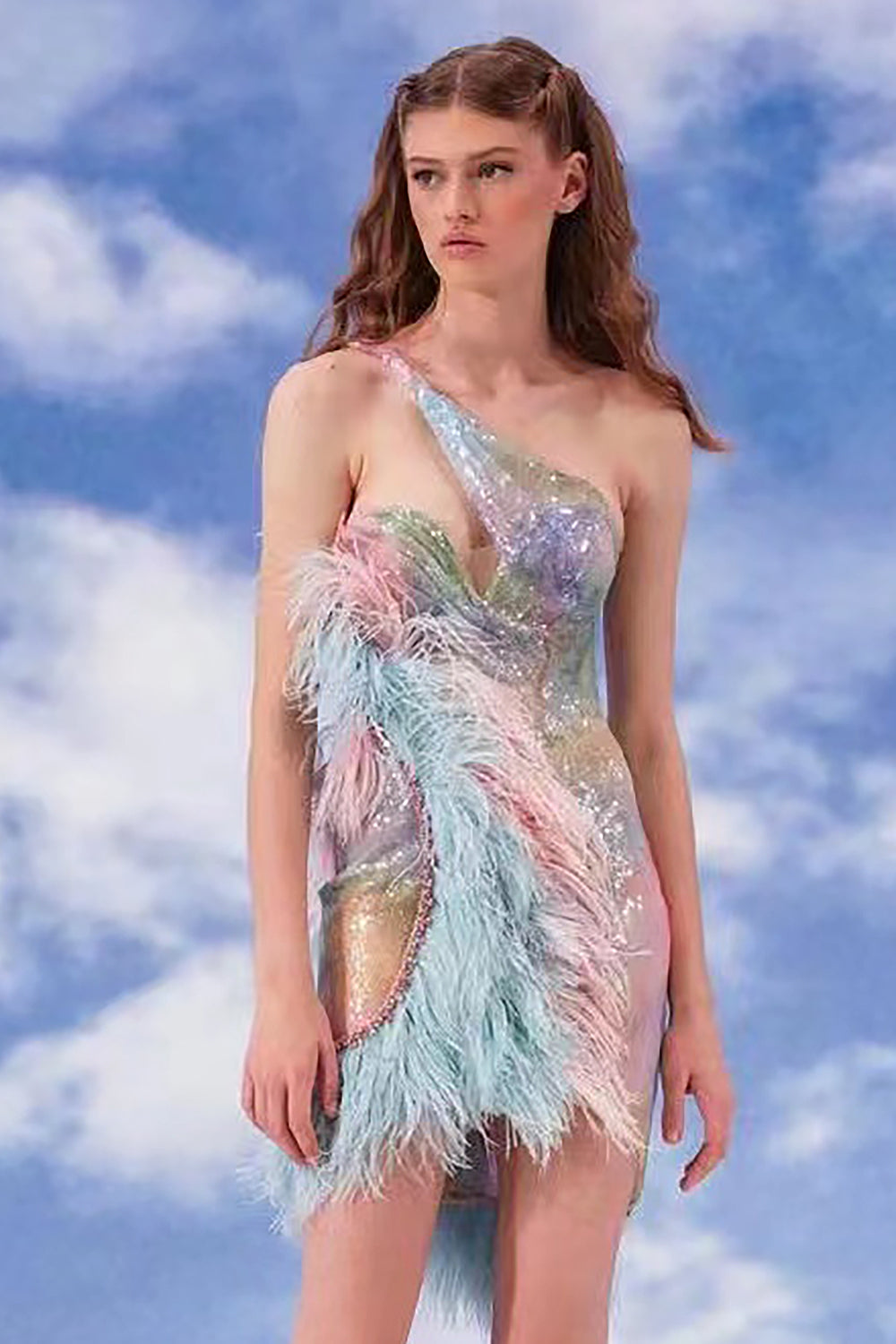 Mini-robe de luxe à sequins et plumes à une épaule