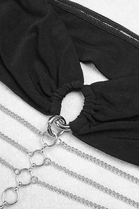 Robe longue moulante noire avec chaîne en métal et bandeau creux