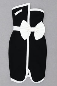 Mini vestido negro con hombros descubiertos y cuello oblicuo con lazo de patchwork