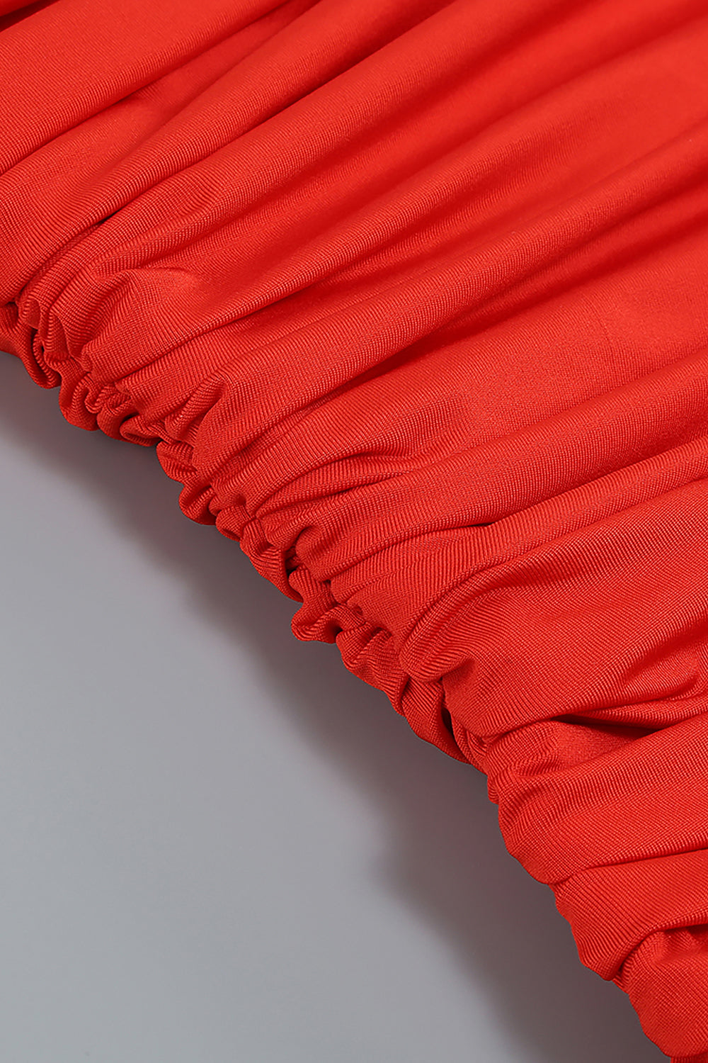 Vestido largo de malla plisada con un solo hombro en rojo