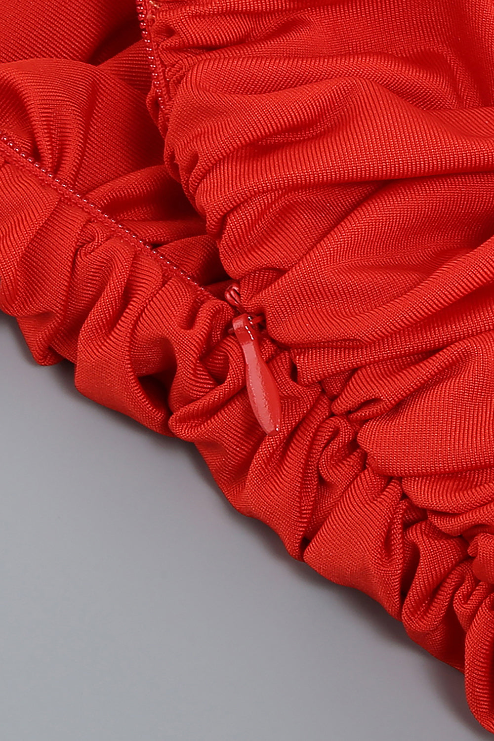 Robe longue en maille plissée à une épaule en rouge