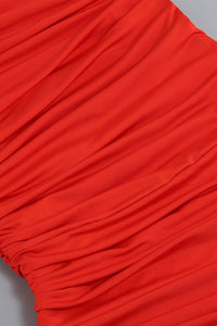 Robe longue en maille plissée à une épaule en rouge