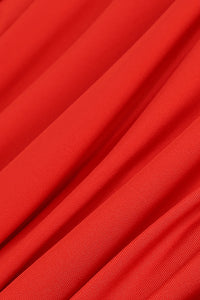 Vestido largo de malla plisada con un solo hombro en rojo