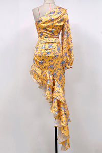 Robe longue asymétrique à volants imprimés à une épaule en jaune rouge lavande