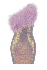 Mini-robe asymétrique à paillettes et bordure en plumes