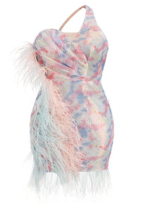 Mini-robe de luxe à sequins et plumes à une épaule