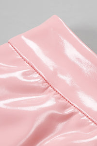 Ensemble deux pièces en similicuir rose, haut à bretelles, mini jupe crayon à la taille