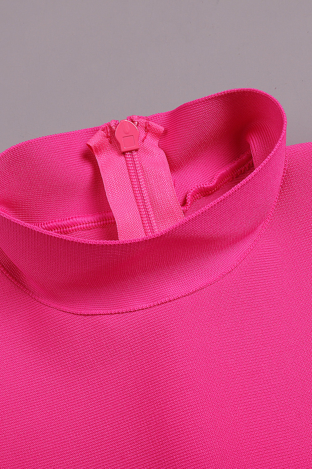 Mini robe bandage creuse à manches longues en rose