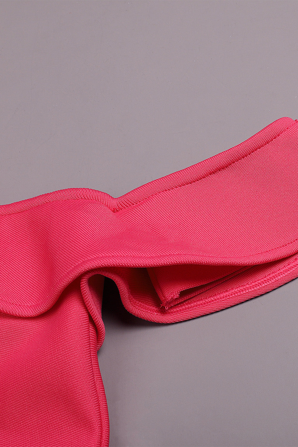 Minivestido Bandage rosa con hombros descubiertos y volantes