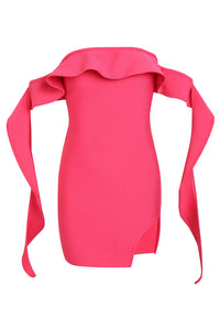 Mini-robe bandage rose à volants et épaules dénudées