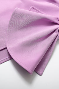 Robe bandage violette à épaules dénudées, manches drapées et fentes
